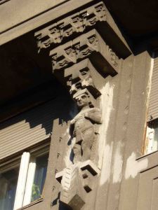 Fassadenschmuck im Maya-Stil